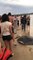 Des pêcheurs capturent une énorme raie mais les touristes sur la plage leur demandent de la remettre à l'eau