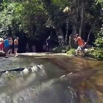 Ils jouent comme des dingues sur une paroi rocheuse glissante