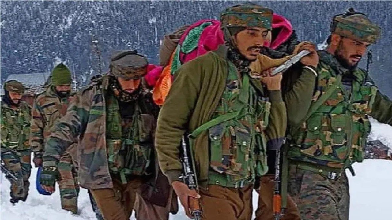 Jammu-Kashmir Video: Indian Army rescue women in labor pain!