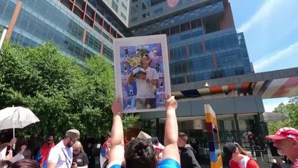 Open d'Australie - Les fans de Djokovic célèbrent sa libération