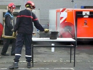 Extinction d'une friteuse eu feu pas extincteur