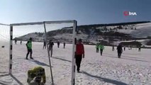 Buz tutan Çıldır Gölü'nde futbol keyfi