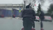 Engelli vatandaşa polisten yardım eli kamerada