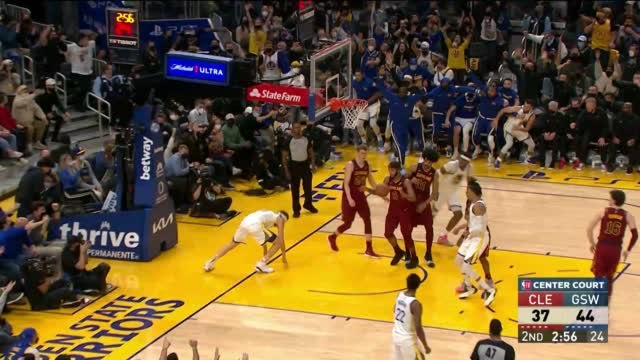 Thompson announces NBA return with huge dunk