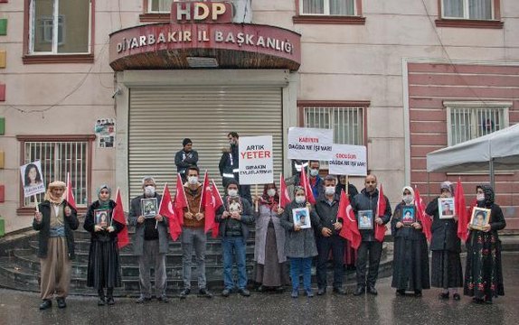 KIZI PKK TARAFINDAN KAÇIRILAN BABA YAĞMUR, ÇAMUR DEMEDEN EVLAT NÖBETİNİ SÜRDÜRECEĞİZ