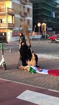 Caramelle e messaggi antimafia nelle piazze dello spaccio, la Befana della legalità conquista Ostia