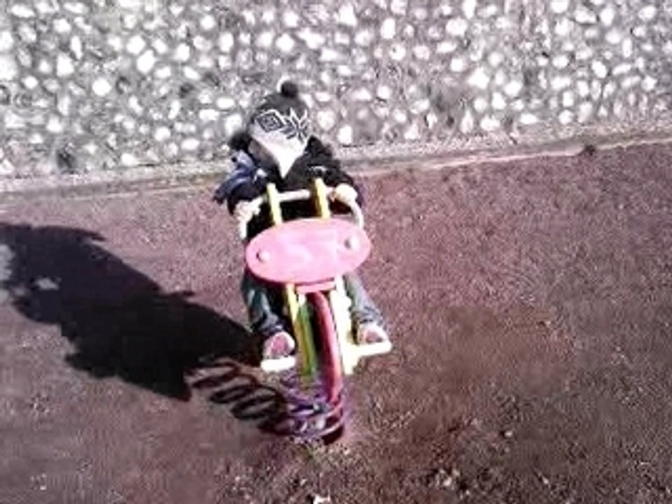 Liam et tata au jeu.