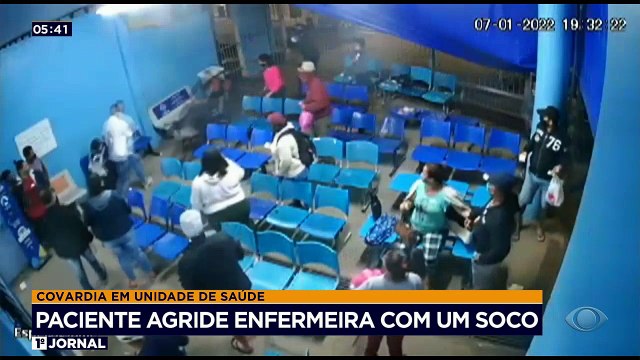 Um vídeo flagrou uma enfermeira sendo agredida por um paciente em Guarulhos, região metropolitana de São Paulo. O agressor empurra, dá um soco na profissional e vai embora do local.