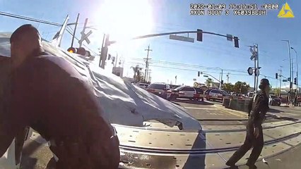 Tren uçağa çarptı! Pilot son anda kurtuldu