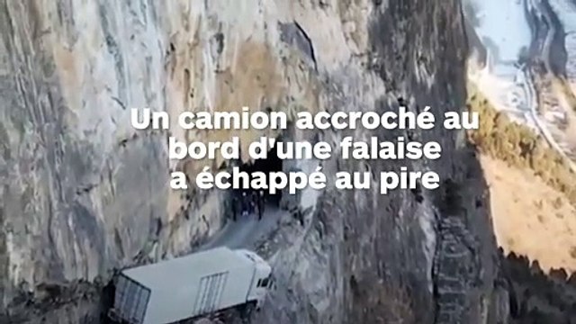 Un camion à deux doigts de tomber d'une falaise de 100 mètres de hauteur