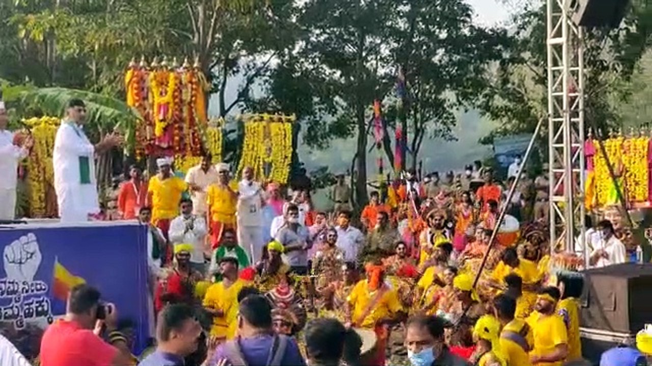 कर्नाटक : ताक पर पाबंदी, कर्फ्यू के बीच कांग्रे...