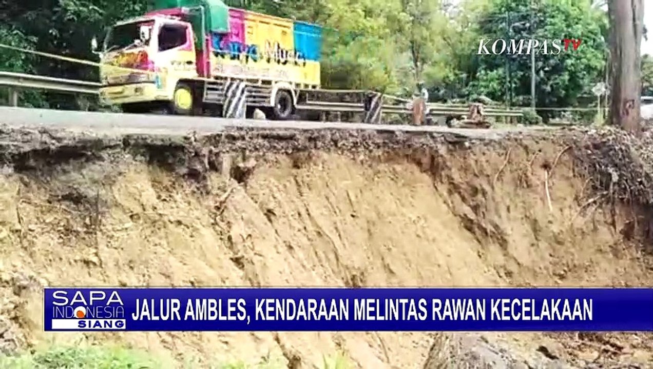 Jalan Penghubung 3 Kabupaten Ambles Karena Longsor, Akibatnya Jalan Menyempit 3 Meter