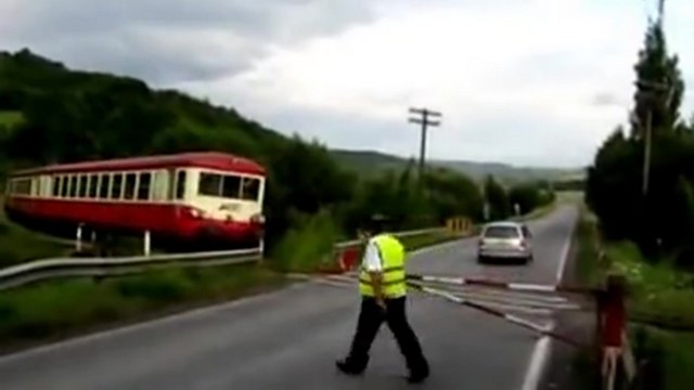 Le conducteur d'un train doit s'arrêter pour baisser lui-même les barrières d'un passage à niveau