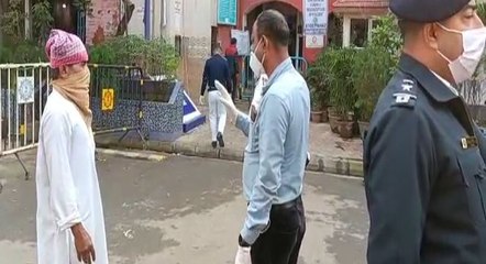 জোড়াসাঁকো থানার উদ্যোগে অভিনব কায়দায় বিনা মাক্স পরিহিত লোকজনকে সচেতনতার বার্তা