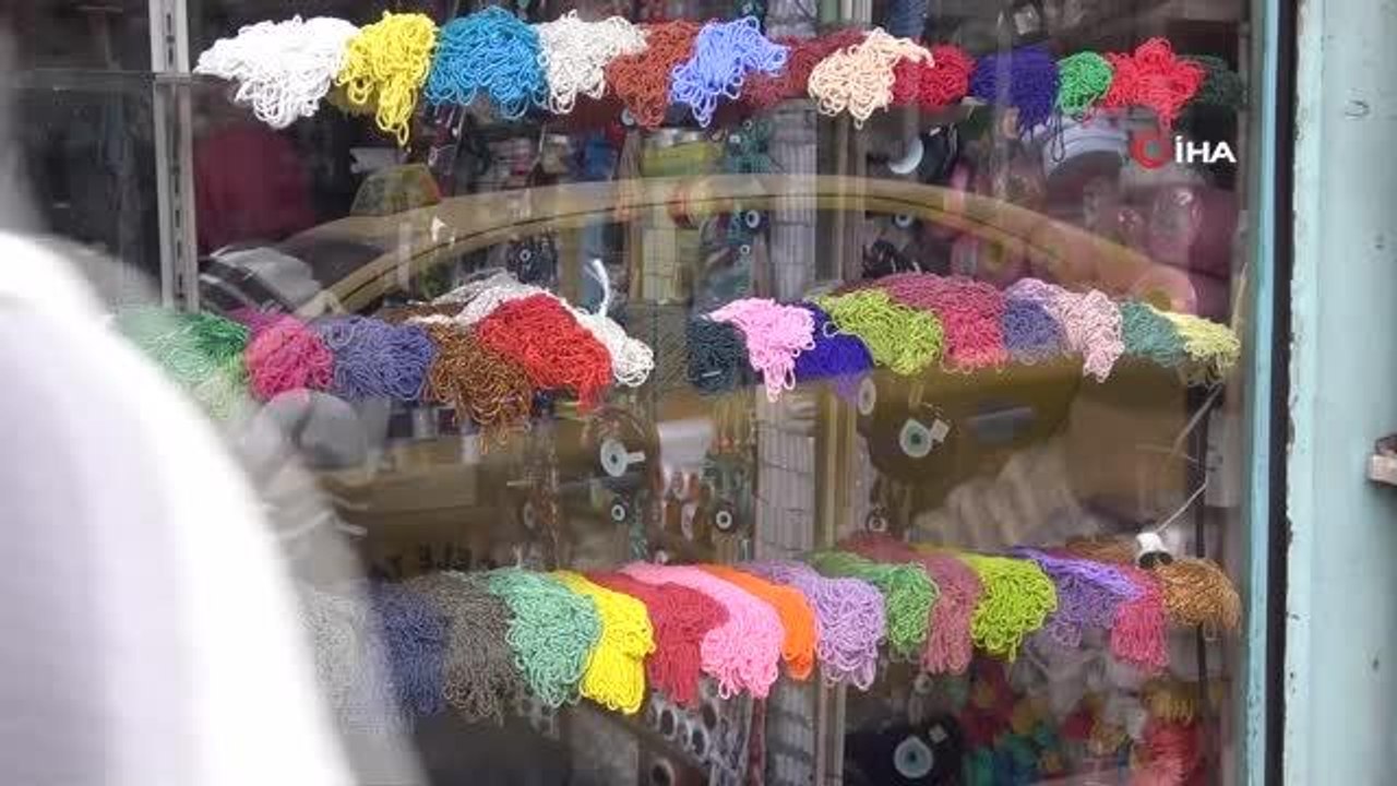 72 yaşındaki Alaattin amca 57 yıldır boncukçuluk yaparak geçimini sağlıyor