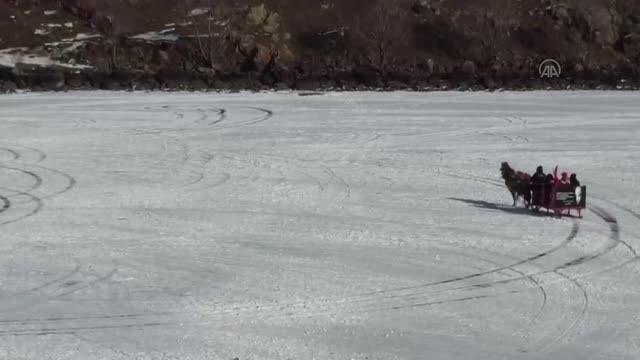 (DRONE) Gazeteciler ve idareciler buz tutan Çıldır Gölü'nde dostluk maçı yaptı