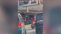 Diduga Tak Terima Diklakson, Sopir Angkot Acungkan Besi Kejar Pemobil di Medan