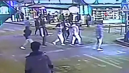 Şehrin göbeğinde böyle dehşet saçtılar... Takip ettikleri iki kişiyi bıçakladılar