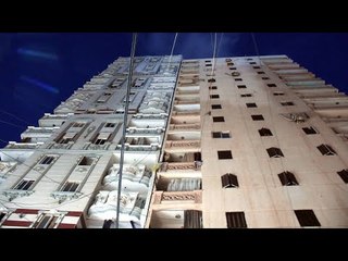 لحظة إخلاء سكان «عقار الإسكندرية» المائل من محتوياته تمهيدا لهدمه