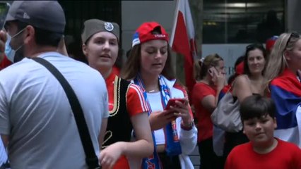 Los seguidores de Djokovic celebran la decisión del juez en las puertas del hotel