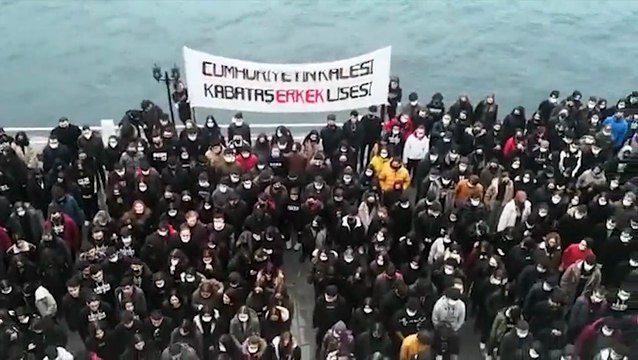 Kabataş Erkek Lisesi öğrencilerinden Atatürk'e yapılan saygısızlığa anlamlı tepki