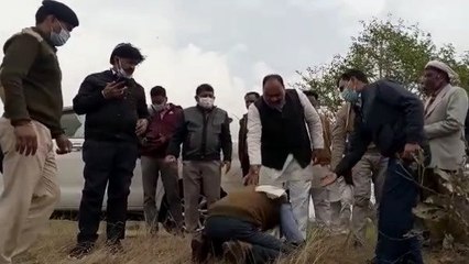 मप्र में जिला कलेक्टर के सामने पूर्व MLA के पैरों में सिर पटक-पटककर खूब रोया किसान