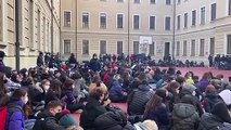 Milano, la protesta degli studenti del liceo Manzoni: 