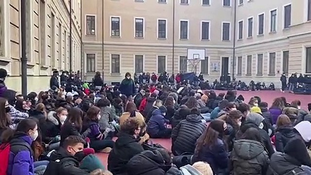 Milano, la protesta degli studenti del liceo Manzoni: Dopo due anni di pandemia, ci riprendiamo la scuola