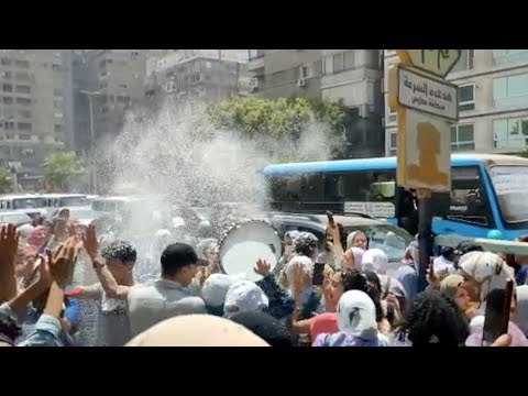 زغاريد علمي تتفوق على أدبي.. طلاب الثانوية يودعون الامتحانات بـ طبل ورقص وفوم