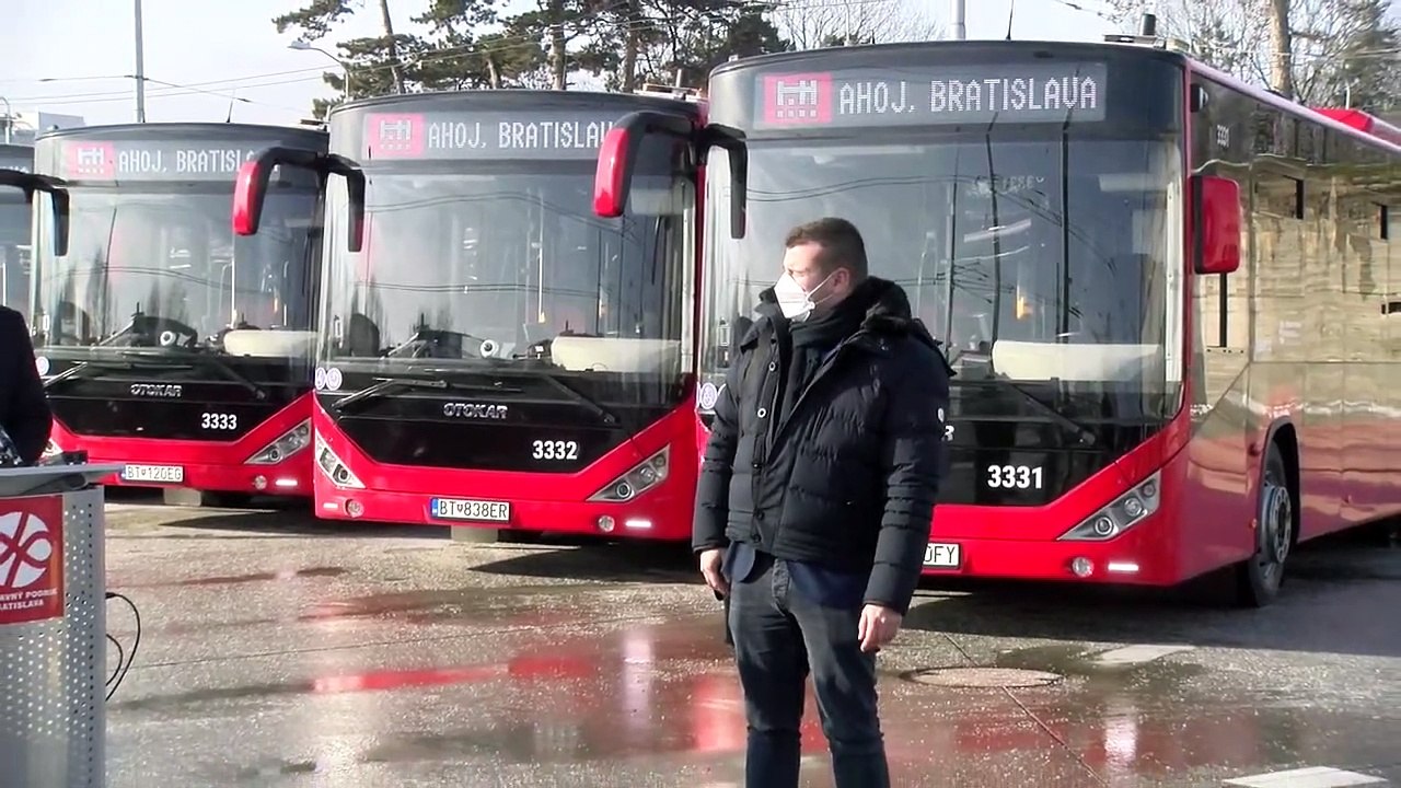 ZÁZNAM: Bratislava:Prvé vyše 18-metrové kĺbové autobusy začali premávať v uliciach mesta