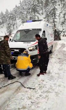 Son dakika haberleri! Karda mahsur kalan ambulansı köylüler traktörle çekerek yaralıya ulaştırdı