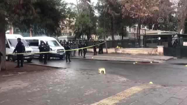 DİYARBAKIR - Adliye önünde iki grup arasında çıkan silahlı kavgada 4 kişi yaralandı