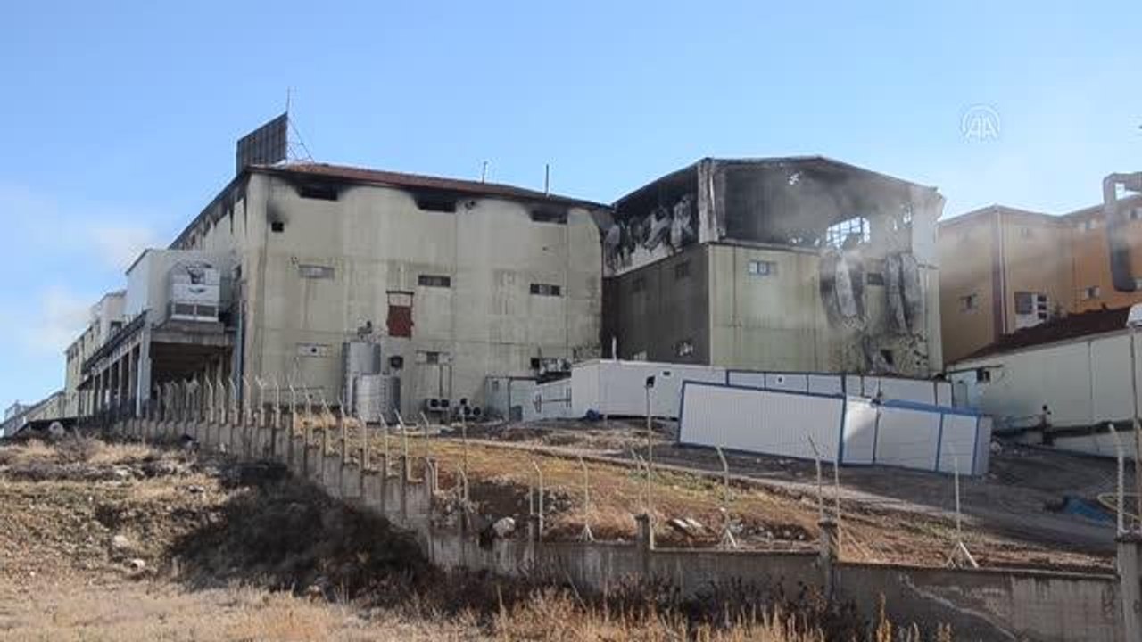 Bisküvi fabrikasında çıkan yangının ardından soğutma çalışmaları sürüyor
