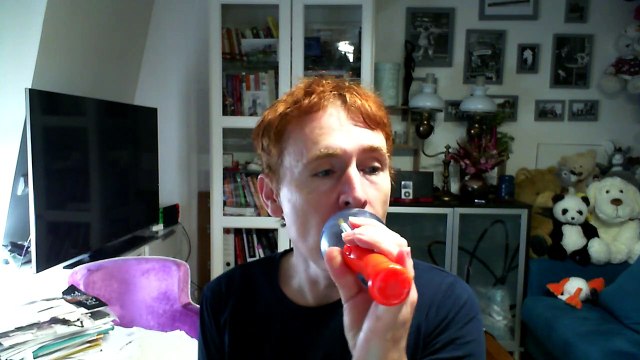 Wiwi égratigne viens petite fille