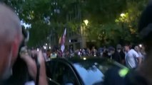 Seguidores de Djokovic provocan el caos alrededor de un coche en el que se cree que viajaba el tenista