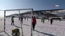 Buz tutan Çıldır Gölü'nde futbol maçı yaptılar