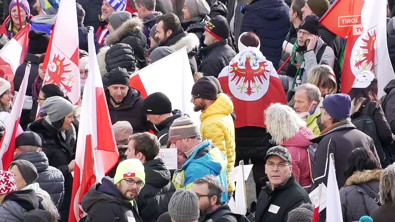 Demo in Innsbruck: Poltern, protestieren und auf Maske gepfiffen