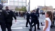 Une femme calme un policier violent contre un manifestant et s'enfuit avec classe (Allemagne)