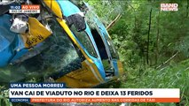 Uma pessoa morreu e outras treze ficaram feridas após uma van cair de um viaduto da Linha Vermelha, altura de Duque de Caxias, na Baixada Fluminense
