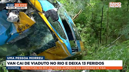 Uma pessoa morreu e outras treze ficaram feridas após uma van cair de um viaduto da Linha Vermelha, altura de Duque de Caxias, na Baixada Fluminense