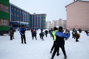 Polisler okul çıkışında çocuklarla kar topu oynadı