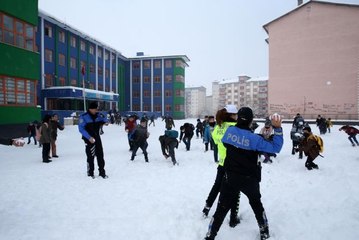Polisler okul çıkışında çocuklarla kar topu oynadı