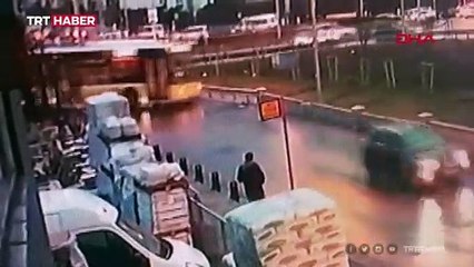 İETT otobüsü Ümraniye'de bir iş yerinin duvarına çarptı