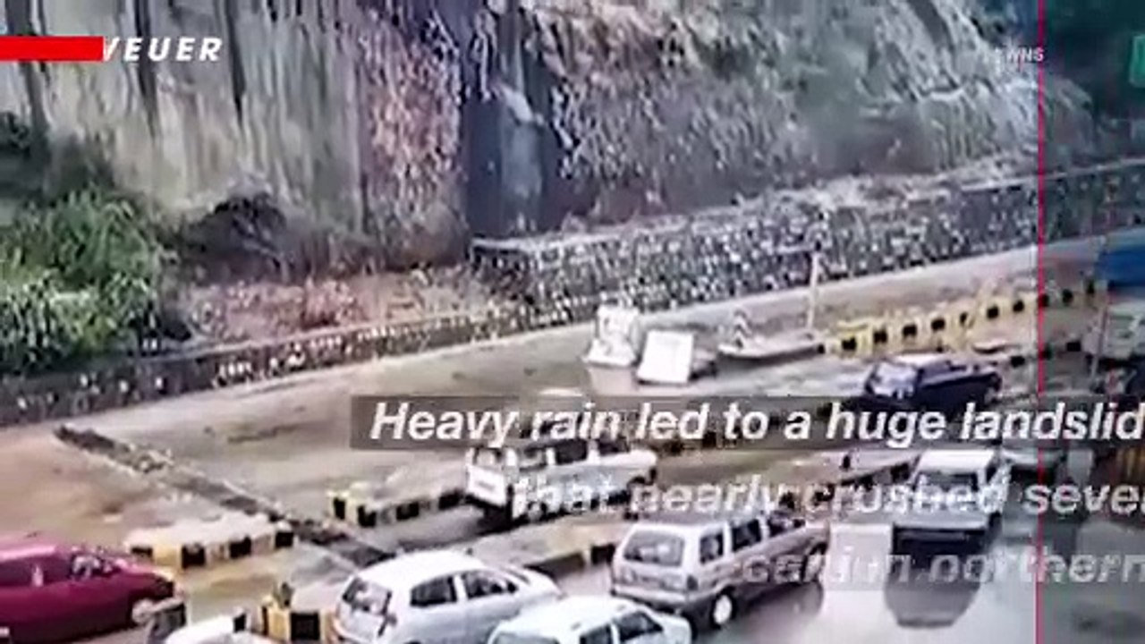 A Huge Landslide Nearly Crushes Several Moving Cars in Northern India
