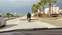 Pes dedirten görüntü: Trafikte motosikletle yaptığına kimse inanamadı