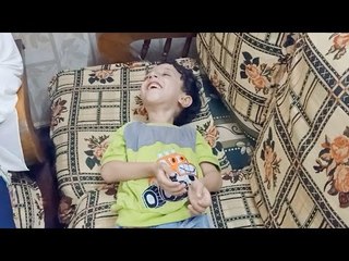 «الرجل الصخرة» طفل في الرابعة من عمره محروم من الحركة بسبب مرض نادر