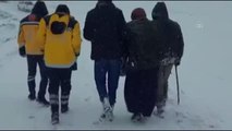 Yolu kardan kapanan mezrada fenalaşan hastanın imdadına ekipler yetişti