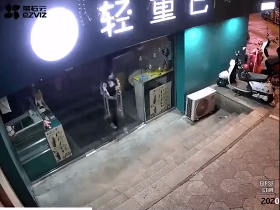 Faire une entrée fracassante...