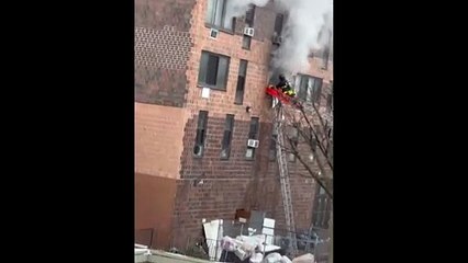 شاهد: مقتل 19 شخصا بينهم 9 أطفال في "واحد من أسوأ" الحرائق بتاريخ مدينة نيويورك الحديث