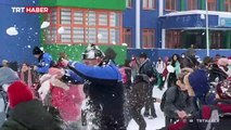 Polisler çocuklarla kar topu oynadı